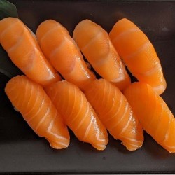 Dégustez 8 sushi saumon préparés par de vrais chefs japonais